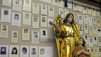 Bild: mab
In seiner neu gestalteten und überarbeiteten Ausstellung im Turm der Alten Pfarrkirche hat Franz Schieder teils auf altersbezogene, aber auch auf unterschiedliche Lebensbereiche dargestellte Sterbebilder hiesiger Bürger geordnet. Heute und morgen ist die sehenswerte Ausstellung geöffnet.