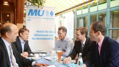 Bild: Schönberger
Damit die Wirtschaft weiterhin so brummt, ist auch die Unterstützung der Politik nötig. Das betonen die Vertreter der Mittelstands-Union (von links) Harald Gollwitzer, Benjamin Zeitler und Leonhard Zintl gegenüber CSU-Kreischef Stephan Oetzinger und Bundestagsabgeordnetem Albert Rupprecht.