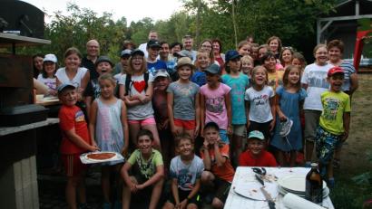Bild: wro
Rasch hatten die Falkenberger Ferienkinder den Garten, vor allem aber den Pizzaofen in Beschlag genommen. Freizeit-Bäcker Karl Schreier (4. von links) gönnte sich keine Pause, schließlich mussten alle Wanderer rasch versorgt werden