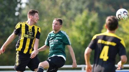 Bild: A. Schwarzmeier
Während FC-Coach Christian Most (Mitte) seiner Mannschaft auf dem Spielfeld Impulse verleiht, dirigiert Detag-Trainer Tom Gietl den Lokalrivalen von der Außenlinie aus. Beide fahren mit ihrer Methode in der bisherigen Bezirksliga-Spielzeit äußerst erfolgreich.