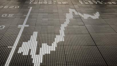 Bild: Frank Rumpenhorst/dpa
Die große Anzeigetafel zeigt in der Börse die Entwicklung des DAX.