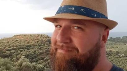 Bild: pkmo
Michael Sandner (41) trägt seit 18 Jahren Bart: „Er wird also volljährig.“ Außerdem: „Ich wollte auch noch was zum Frisieren haben, wenn die Haare auf dem Kopf schon ausgehen.“ Aber: „Der Vergleich mit Islamisten oder Hipstern kommt, doch da stehe ich drüber.“ Es gebe Überredungsversuche, sich zu rasieren, aber das sei tabu: „Nur im medizinischen Notfall.“