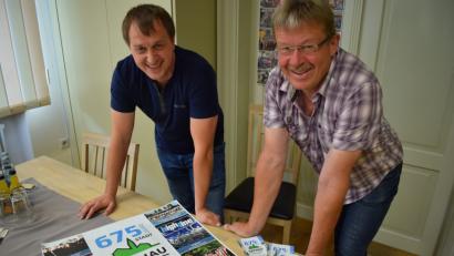 Bild: szl
Festleiter Christian Gleißner (links) und Mitorganisator Alfred Wolf (rechts) stellen das Programm zur 675-Jahr-Feier der Stadt Bärnau vor.