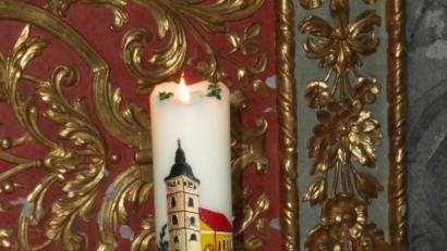 Bild: hl
Die Kerze, die die Pfarrei Waldeck zur 150. Wallfahrt für die Wallfahrtskirche gestiftet hat.