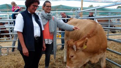 Bild: gi
Kein Stall, aber ein Stück Vieh: Irene Moller freut sich über ihren Tombola-Gewinn, ein Jungrind von den Jungzüchtern Bayern. Verlost wurde es bei der Landestierschau in Moosbach. Das Rind stammt aus dem Zuchtbetrieb von Petra Loibl (links). Die Gewinnerin fand inzwischen einen Hof für das Tier.