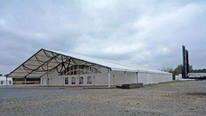 Bild: Gabi Schönberger
Das 2000-Mann-Festzelt von Gerhard Böckl ist bereits aufgebaut.