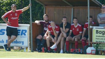 Bild: ref
Warten auf den ersten Dreier: Trainer Sebastian Binner (links) vom SSV Paulsdorf und die Spielerbank.