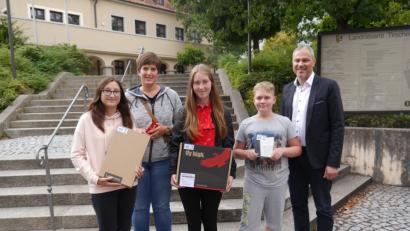 Bild: exb
Ideengeberin Tanja Kruppa (Zweite von links) und Kreisjugendring-Vorsitzender Jürgen Preisinger (rechts) gratulieren Michelle Hausknecht, Maria König und Ludwig Tischlinger (von links) zu ihren Preisen.