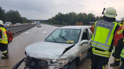 Bild: ast
Nach einem Unfall mit drei Autos auf Höhe Pischeldorf musste die A 93 am Freitagabend kurzzeitig in Fahrtrichtung Norden gesperrt werden.