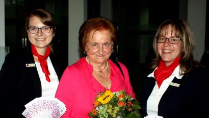 Bild: R. Kreuzer
Waltraud Baldauf (Mitte) bekommt den Gewinn von Julia Würner, und Anita Kick (von links).