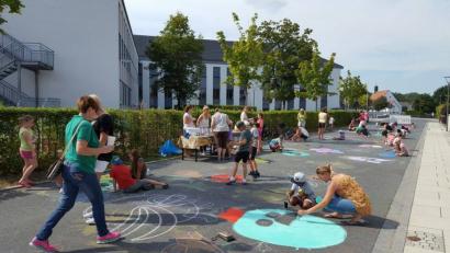 Bild: sne
Straßenmalaktion 2016: Damals sorgten die Angry Birds für Sicherheit am Alten Weg.