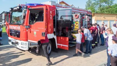 Bild: tkr
Beim Blaulichttag am 16.09. kann nicht nur das neue Feuerwehrfahrzeug besichtigt werden, sondern auch zahlreiche andere Einsatzfahrzeuge von Polizei, BRK, Bergwacht, THW und Bundweswehr. Auch eine Hundestaffel der Bundespolizei und zahlreiche Infostände und Vorführungen sind geboten.