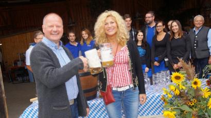 Bild: oe
Nur zwei Schläge und braucht Gerhard Schuller (links). Dann verkündet die Vorsitzende Doris Schmidt (rechts): "O'zapft is – das Viehberger Dorffest".