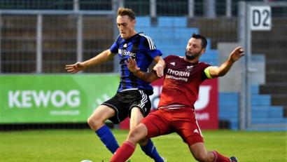 Bild: Büttner, Gerhard
Die Landesliga-Partie war geprägt von intensiven Zweikämpfen: In dieser Szene kämpfen der Weidener Michael Busch (links) und der Pfreimder Kapitän Michael Prey um den Ball. 	Bild: Büttner
