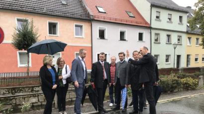 Bild: eig
Die Flosser CSU zeigt Staatskanzleichef Florian Herrmann (Vierter von links) den "schönsten Markt der Welt".