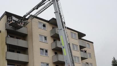 Bild: gf
Per Teleskopgelenkmast rettet die Feuerwehr 16 Menschen von den Balkonen dieses Hauses. Die heftige Rauchentwicklung im Treppenhaus hatte eine Flucht auf diesem Weg unmöglich gemacht.