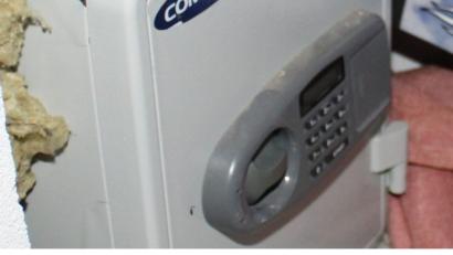 Bild: Polizei
Unbekannte haben in Regenstauf aus einer Wohnung einen Möbeltresor entwendet.