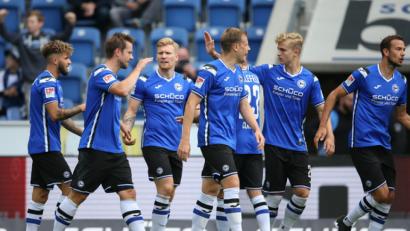 Bild: jrh
Wer zuletzt jubelt in der Schüco-Arena: Bielefelds Torschütze Julian Börner (2.v.l) feiert seinen Treffer zum 1:1 mit Keanu Staude (l-r), Andreas Voglsammer, Brian Behrendt, Nils Seufert und Manuel Prietl. Zum Schluss dürfen die Arminen über fünf Treffer jubeln.
