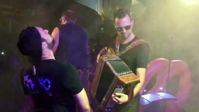Bild: bgm
Leidenschaftliche Musiker - die Jungs von HWO haben die Halle im Griff und dazu auch noch selbst jede Menge Spaß.