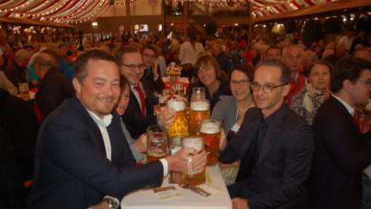 Bild: Hanna Gibbs
Ein Prost unter Genossen: Bundesaußenminister Heiko Maas (vorne, rechts) mit Oberpfälzer SPD-Politikern, darunter Bundestagsabgeordneter Uli Grötsch (links) sowie die Regensburger Bürgermeisterin Gertrud Maltz-Schwarzfischer (Zweite von rechts).