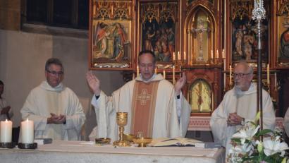 Bild: bnr
In Konzelebration mit Stadtpfarrer Hannes Lorenz und Ruhestandsgeistlichen Gottfried Rottner feierte Kaplan Berno Läßer seinen Abschiedsgottesdienst von der Pfarrei Nabburg.