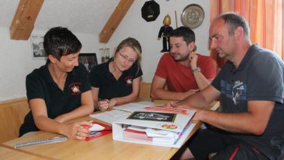 Bild: pi
Maria Frischholz und Judith Götz (von links) besprechen mit den Kommandanten Andreas Götz und Alexander Pilfusek (von rechts) den Ablauf der Informationsversammlung.
