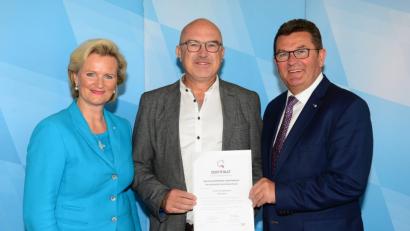 Bild: exb
Dritter Bürgermeister Bernhard Lux (Mitte) nimmt das Gütesiegel von Dehoga-Präsidentin Angela Inselkammer und Wirtschaftsminister Franz Josef Pschierer entgegen.