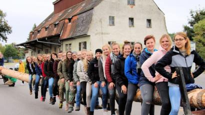 Bild: bjo
Vom Baywa-Gelände geht es mit Musik zum Hammerplatz, die Moidln singen und klatschen dabei.