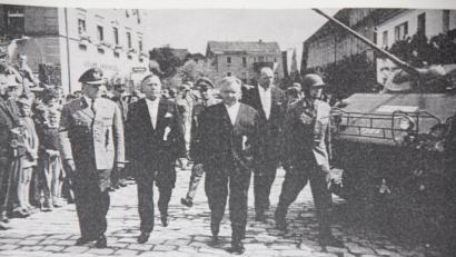 Bild: exb
Bei diesem ersten Appell auf dem Oberviechtacher Marktplatz haben (von links) General Übelhack. MdB Niederalt, Oberst Rittmann, Landrat Zwick, Präsident Engel und Oberstleutantn Leske die Front der Soldaten abgeschritten.