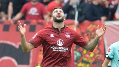 Bild: Tim Schammberger/dpa
Der Nürnberger Mikael Ishak bedankt sich ganz oben für sein Tor zum 1:1.