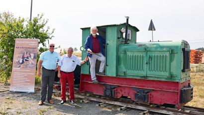 Bild: ü
Von links: Jürgen Böhme, Fritz Fürk und Martin Kohl vor der Feldbahn, die von Kohl wieder gangbar gemacht wurde.