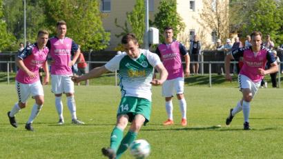 Bild: Rudi Gebert
Manuel Dürbeck (grünes Trikot) war in Lichtenfels der Matchwinner des SV Mitterteich. Zunächst verwandelte der Kapitän einen Foulelfmeter zum Ausgleich, später erzielte er auch den 2:1-Siegtreffer.