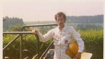 Bild: exb
Robert Beer im weißen Rennanzug, der eigentlich gar keiner ist. "Das war ein Maleranzug mit Aufklebern drauf", erinnert er sich heute.