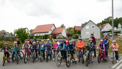 Bild: bey
15 Mädchen und Buben radlen beim Ferienprogramm mit.