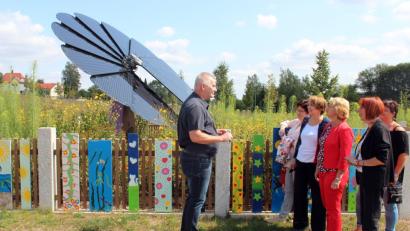 Bild: stg
Bürgermeister Uli Roth (links) erläuterte der SPD-Delegation mit Staatssekretärin Rita Hagl-Kehl (in Rot) an der Spitze, was es mit den "Solarblumen" im Bürgerpark auf sich hat. Eingefädelt hatte den Besuch Landtagskandidatin Jutta Deiml (rechts).