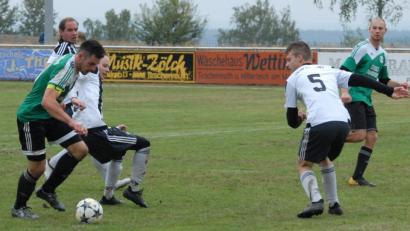 Bild: gb
Der Plößberger Kapitän Michael Sonnberger (links) versucht sich im Kemnather Strafraum durchzusetzen. Die Gastgeber zeigten Moral und holten nach einem 1:3-Rückstand noch ein 3:3.