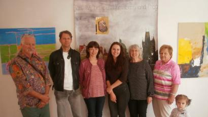 Bild: exb)
Bei der Finissage der Werkschauschau "Kunst für alle" entstand dieses Foto mit den ausstellenden Künstlern (von links) Friedrich Wilhelm Stumpfi, Thomas Zilch, Angelika Pesold, Arzy Urmanova, Renate Ullmann und Gerlinde Turban.