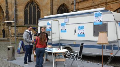 Bild: Thomas Kosarew
Wenn es um Kinder und Jugendliche geht, denen geholfen werden kann, steckt Christian Michael Gnerlich (rechts mit dunkler Jacke) voller Ideen. Sein Brainboost-Neurofeedback-Mobil steht noch am Montag und Dienstag von jeweils 11 bis 18 Uhr vor der Basilika St. Martin auf dem Marktplatz.