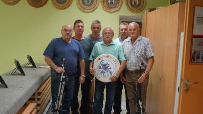 Bild: slh
Silvest Kurzwart (Dritter von rechts) gewann abermals die Retro-Scheibe. Dazu gratulierten (von links) Adolf Mösbauer,
Spender Hans Schlosser, Schießleiter Thomas Zahner, Schützenmeister Reinhard Reis sen. und Martin Mayer sen.