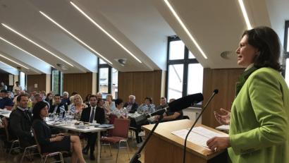 Bild: eig
Die stellvertretende Ministerpräsidentin Ilse Aigner spricht im Landrichterschloss vor einem vollen Festsaal über Wohnen und Leben im Freistaat.