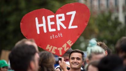 Bild: Monika Skolimowska/dpa
Ein Teilnehmer der Kundgebung des Bündnisses Chemnitz Nazifrei unter dem Motto "Herz statt Hetze" hält ein Schild in Form eines Herzen hoch.