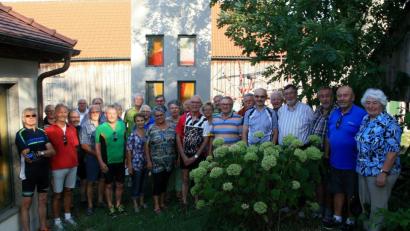 Bild: wro
In Mühlhof war Zwischenstation. Die Delegation aus der Kreisstadt wurde von einigen Wiesauern und zweitem Bürgermeister Fritz Holm (Achter von rechts) an der Franziskuskapelle empfangen.