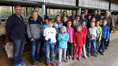 Bild: rs
Die Gruppe steht am Futtertisch in Almesbach zusammen mit den Gemeinderäten Matthias Fütterer (links) und FW-Vorsitzendem Rupert Seitz (rechts) sowie Wolfgang Schmidt (hinten, Mitte) der durch den Betrieb führte.