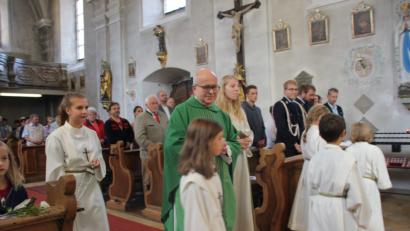 Bild: ads
In ein voll besetztes Kirchenschiff von St. Walburga Lintach zieht Pfarrer Robert Kratzer bei seinem Abschied als Leiter der Pfarrei Lintach/Pursruck ein und mit ihm eine große Ministrantenschar sowie die Fahnenabordnungen der örtlichen Vereine.