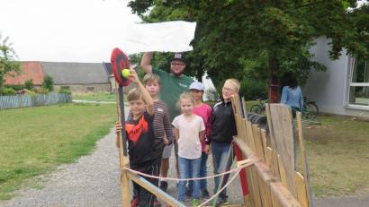 Bild: jzk
„Gutti-Katapult“ tauften die Buben und Mädchen ihre selbst gebaute Wurfmaschine.