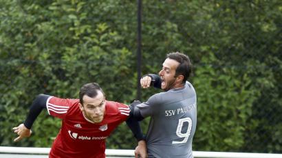 Bild: Hubert Ziegler
Einen hitzigen Zweikampf mit ausgefahrenen Ellbogen und Hosen-Elastizitätstest lieferten sich Inter-Kapitän Albert Sejdiu (links) und der Paulsdorfer Doppeltorschütze Ilir Mujku.	

Einen sehr hitzigen Zweikampf mit etwas unsauberen Mitteln liefern sich hier der zweifache Paulsdorfer Torschütze Ilir Mujku (rechts) mit Innenverteidiger und Kapitän Albert Sejdiu (links) vom SV Inter Bergsteig Amberg

Bild: Ziegler