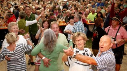 Bild: Hirsch
Die Fans der Zillertaler Volksmusik tanzten und sangen im Festzelt zum Alpensound aus Österreich..