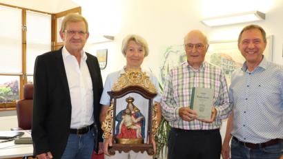 Bild: Stadt Tirschenreuth
Norbert Schuller (l.) und Mirko Streich (r.) konnten sich nicht nur über einen seltenen Hausaltar freuen. Elisabeth Vasold (2.v.l.) und Dr. Manfred Vasold (2.v.r.) schenkten der Stadt auch eine bibliophile Kostbarkeit: ein Exemplar das in den 1930-er Jahren in der Tirschenreuther Druckerei Kohl hergestellten Buches „Geschichte der Stadt Tirschenreuth“ des Autoren Johann Brunner.