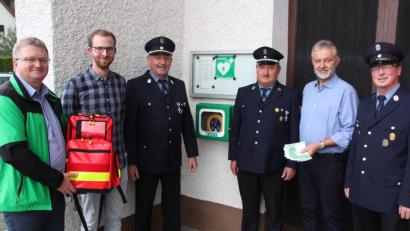 Bild: kro
Das Granitwerk Ludwig Popp spendete 1000 Euro an die Feuerwehr Schurbach für die Anschaffung eines neuen Defibrillators.Unser Bild zeigt von links Hermann Krisch, Johannes Kurchenreuther, Heribert Hecht, Albert Popp, Gerhard Kuchenreuther und Alexander hecht.