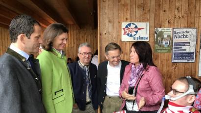 Bild: eig
Maria Rahm (Zweite von rechts) kämpft für ihren schwerbehinderten Sohn Alexander; sie passte die Ministerin vor dem Empfang ab und schilderte kurz ihren Streit mit der Krankenkasse. Mit im Bild Bundestagsabgeordneter Albert Rupprecht, Wiesaus Bürgermeister Toni Dutz und Landtagskandidat Tobias Reiß.